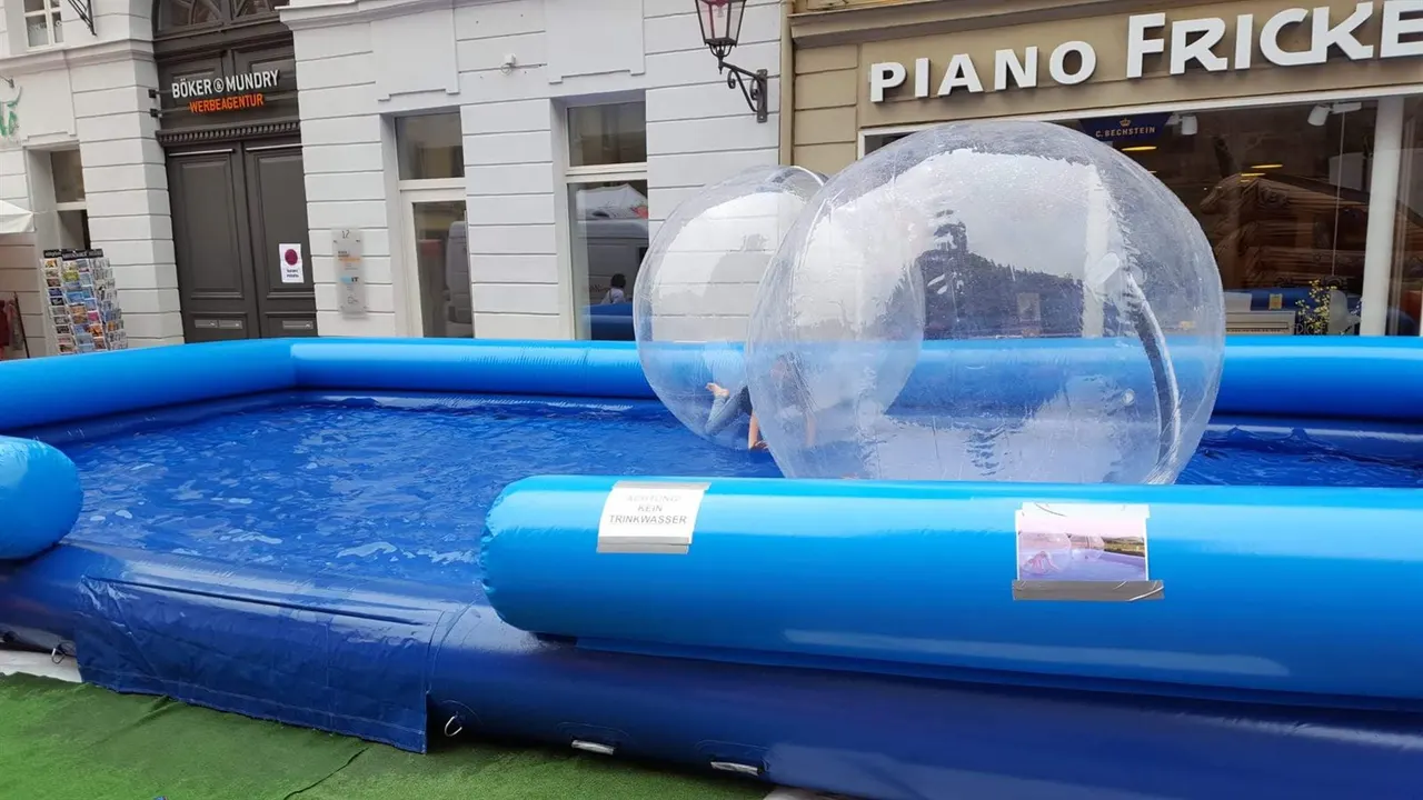 Aqua-Zorbing als Eventmodul im Pool
