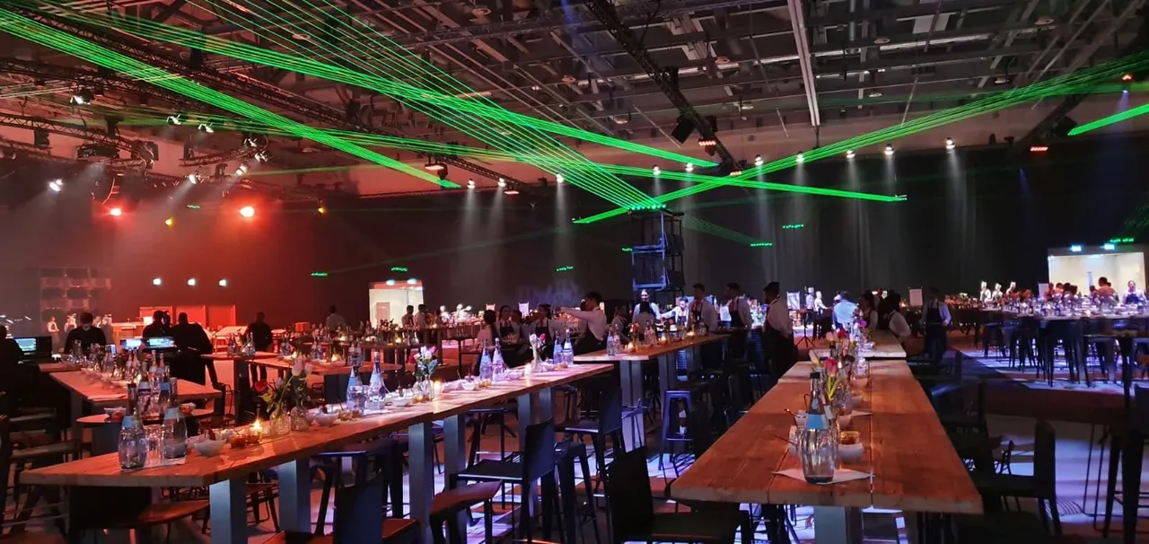Firmenfeier in einer Eventhalle mit Lichtshow