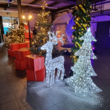 Weihnachtsdekoration mit Lichter-Rentier und Geschenken.