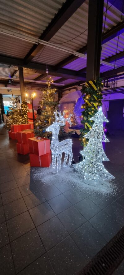 Weihnachtsdekoration mit Lichter-Rentier und Geschenken.