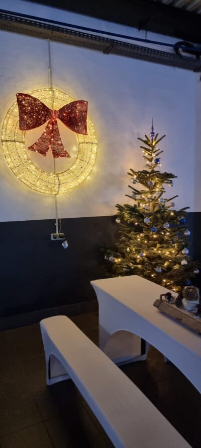 Weihnachtsbaum und Lichterschmuck im Raum