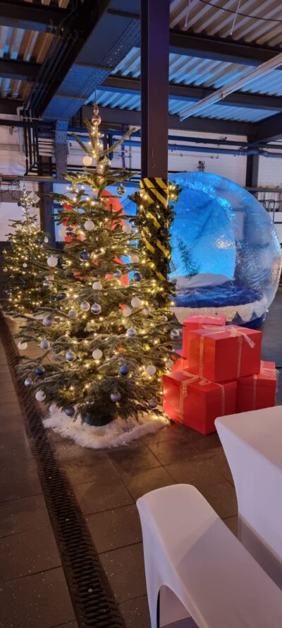 Weihnachtsbaum und Geschenke in Industriehalle